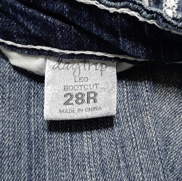 Women's 28R "Leo Bootcut" Distressed Embroidered Jeweled DayTrip Jeans - Picture 8 of 13